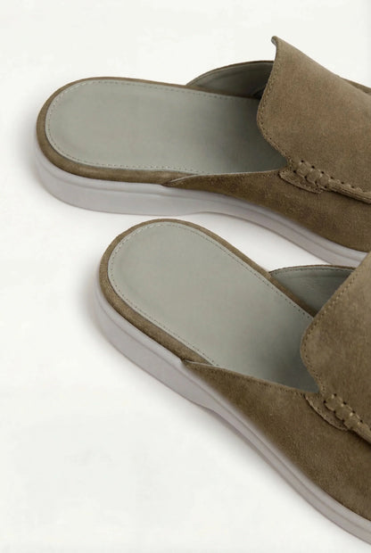 Olive Suède Yacht Mule